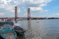 Di Palembang, Anda bisa menyusuri Sungai Musi dengan perahu getek. Tarifnya hanya sekitar Rp 10 ribu per orang dengan rute berkeliling Jembatan Ampera (Afif/detikTravel)