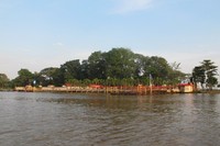 Masih di Palembang, Anda bisa menyusuri Sungai Musi dari Plaza Benteng Kuto Besak menuju Pulau Kemaro. Pulau tersebut berada di tengah-tengah Sungai Musi dan punya vihara serta pagoda yang cantik (Afif/detikTravel)