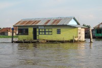 Rupanya, tak sedikit masyarakat Palembang yang tinggal di atas Sungai Musi. Mereka mendirikan rumah dari kayu dengan pondasinya adalah bambu yang ditancap lebih dari 7 meter ke dalam sungai (Afif/detikTravel)