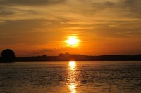 Yang paling cantik di Sungai Musi adalah pemandangan matahari terbenam atau sunset. Gambar ini diambil dari Dermaga Pengumbuk, Banyuasin (Afif/detikTravel)