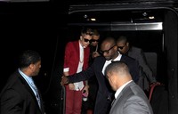Justin tiba di lokasi acara dengan pengawalan khusus. Kevin Winter/Getty Images/AFP.