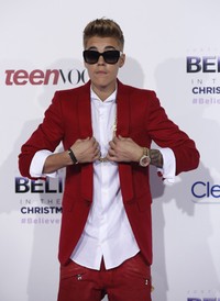 Di acara tersebut, Justin Bieber tampil mengenakan jas dan celana berwarna merah lengkap dengan kacamata hitam. REUTERS/Mario Anzuoni.