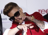 Justin Bieber bergaya di depan kamera. REUTERS/Mario Anzuoni.
