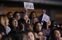 Antusiasme para Beliebers menambah ceria suasana Premiere. Kevin Winter/Getty Images/AFP.