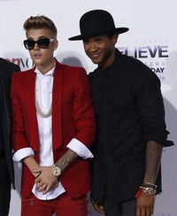 Usher juga turut hadir di acara tersebut. REUTERS/Mario Anzuoni.