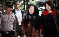Atut datang ke KPK dengan mengenakan baju batik berwarna merah marun yang dipadukan dengan kerudung hitam. Lamhot Aritonang/detikFoto.