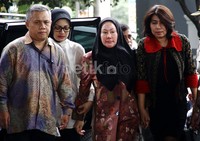 Atut datang dengan didampingi Ade Rossi dan Tina. Lamhot Aritonang/detikFoto.