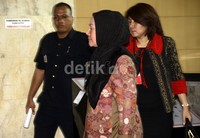 Atut naik ke lantai 8 Gedung KPK untuk menjalani pemeriksaan. Lamhot Aritonang/detikFoto.