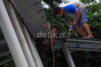 Pekerja tampak memasang atap JPO.