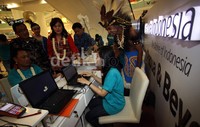 Kepala Dinas Pariwisata Daerah, Raja Ampat Papa, Yusdi Lamar dengan didampingi Senior Manager Marketing Garuda Indonesia Branch Office Jakarta Raya, Lukmanul Hakim dan Vice President Region 4 Garuda Indonesia, Rosyinah saat meninjau booth Garuda Indonesia.