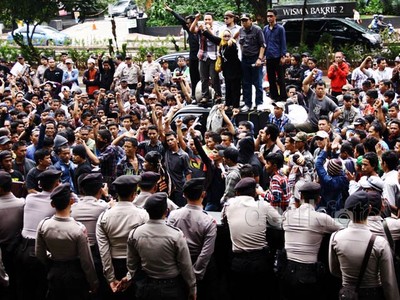 Ratusan Pendukung Atut Demo di KPK