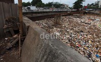 Sampah ini berasal dari perilaku tidak tertib warga yang membuang sampah seenaknya ke BKB.