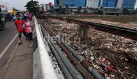 Meski menyebabkan bau, warga tampak acuh dengan keberadaan sampah tersebut.