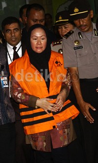 Atut keluar dari Gedung KPK, Jl HR Rasuna Said, Kuningan, Jaksel, Jumat (20/12/2013), pukul 16.40 WIB. Lamhot Aritonang/detikFoto.