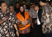Memakai baju tahanan berwarna oranye, gubernur wanita pertama di Indonesia itu ditemani kuasa hukum dan dikawal polisi saat keluar gedung KPK. Lamhot Aritonang/detikFoto.