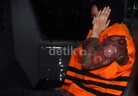 Ia tak berkomentar saat masuk ke mobil tahanan. Lamhot Aritonang/detikFoto.