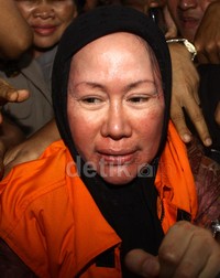 Tersangka kasus suap Pilkada Lebak itu terus menghindari sorotan wartawan. Dia tak menjawab pertanyaan yang diajukan, termasuk soal penahanan. Lamhot Aritonang/detikFoto.