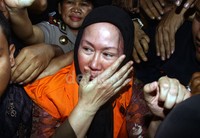 Sebelumnya, Atut dikabarkan berusaha menghilangkan beberapa barang bukti dari rumah yang berada di bilangan Kembangan, Jakbar. Lamhot Aritonang/detikFoto.