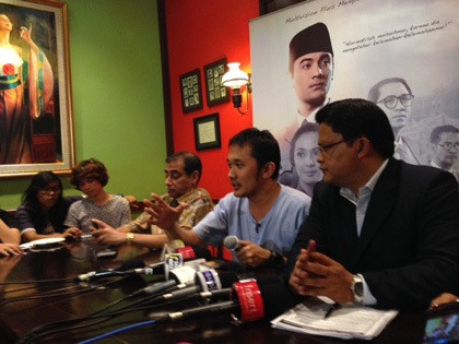 Hanung Bramantyo: Saya Tidak Pernah Meninggalkan Bu Rachma