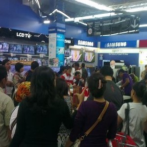 Manfaatkan Midnight Sale Carrefour, Pengunjung Borong TV dan Sepeda untuk Hadiah