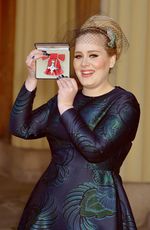 Adele Raih Gelar MBE dari Kerajaan Inggris