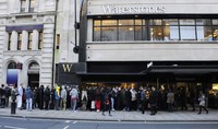 Ini dia suasana antrean para penggemar yang ingin mendapatkan tanda tangan. Stuart C. Wilson/Getty Images.