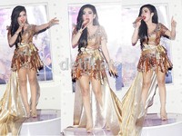 Pada Rabu (18/12/2013), Syahrini tampil glamor dan heboh dengan dress mini emasnya di acara pembukaan tempat karaoke di Mal Taman Anggrek, Jakarta Barat. Gus Mun/detikHOT.