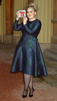 Di acara tersebut, Adele tampil anggun mengenakan gaun berwarna biru dari Stella McCartney headband jaring-jaring dari Philip Treacy. John Stillwell/Getty Images.