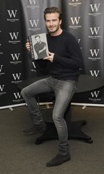 Gelar Book Signing, David Beckham Diburu Fans
