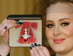 Adele Raih Gelar MBE dari Kerajaan Inggris