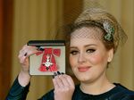 Adele Raih Gelar MBE dari Kerajaan Inggris