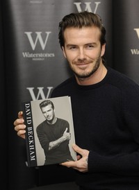 David Beckham berpose bersama bukunya. Stuart C. Wilson/Getty Images.     