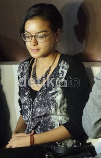 Eva yang saat itu menggunakan pakaian serba hitam, hanya menunduk.