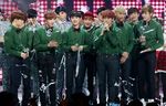 Jelang Natal, EXO Kompak Berkemeja Hijau