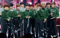 EXO tampil bernuansa Natal dengan kemeja hijau yang dipadukan dasi kupu-kupu merah. AFP Photo/STARNEWS.