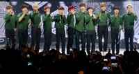 Suho Cs kompak berkemeja hijau. AFP Photo/STARNEWS.