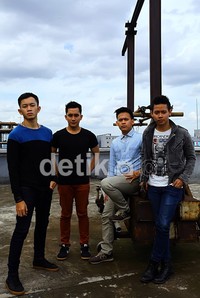 De Neno (Agha (gitaris), Martin (drumer), Gaps (gitaris) dan Damas vokalis)) saat menyambangi kantor detikHOT beberapa waktu lalu.