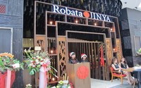 Robata Jinya Hollywood di Jakarta berlokasi di Mall Gandaria City area Main Street.