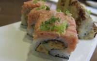 Le Breau Roll dengan isian spicy albacore garing dan topping tuna cincang.