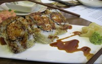 Crunch roll yang renyah berlumuran saus manis