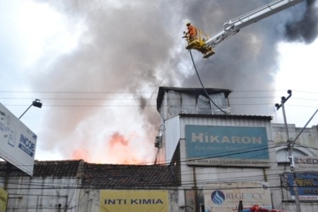 Hindari Cicadas, Tiga Ruko Terbakar