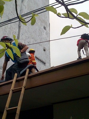 Bak Petugas PMK, Wali Kota Bandung Lawan Kobaran Api di Rumah Warga