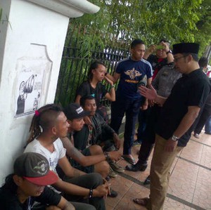 Ridwan Kamil Kuliahi Pengamen Bergaya Punk Depan Gedung Dewan