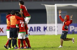 Para pemain timnas merayakan kemenangan. Dengan hasil tersebut, tim Merah Putih melaju ke final SEA Games. Tim besutan Rahmad Darmawan itu akan bertemu dengan Thailand. Reuters/Soe Zeya Tun.