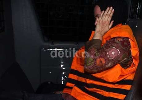 Atut Ditahan: Dulu Dilayani, di Balik Bui Sekarang Harus Serba Sendiri