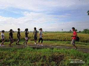 Jalan Santai di Desa Budaya Kertalangu, Bali