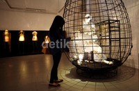 Pengunjung melihat-lihat pameran Biennale Desain dan Kriya Indonesia 2013.