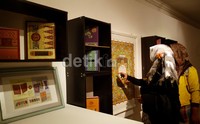 Pengunjung menikmati hasil karya individu dan kolaborasi dari desainer-desainer lokal di Biennale Desain & Kriya Indonesia 2013.
