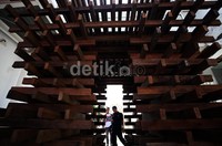 Seorang pengunjung melihat-lihat karya para desainer di Biennale Desain & Kriya Indonesia 2013.