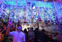 Warga memadati pusat berbelanjaan yang menjual pernak-pernik Natal di kawasan Asemka, Jakarta.